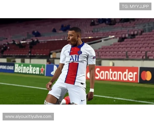 斯特拉斯堡主场球迷高唱助威,声浪席卷雨夜 斯特拉斯堡主场球迷高唱助威,声浪席卷雨夜